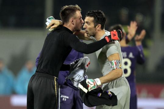 Neto abbraccia Buffon