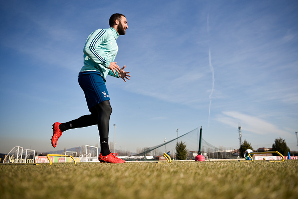 L'attaccante della Juventus Gonzalo Higuain si allena nel centro sportivo di Vinovo