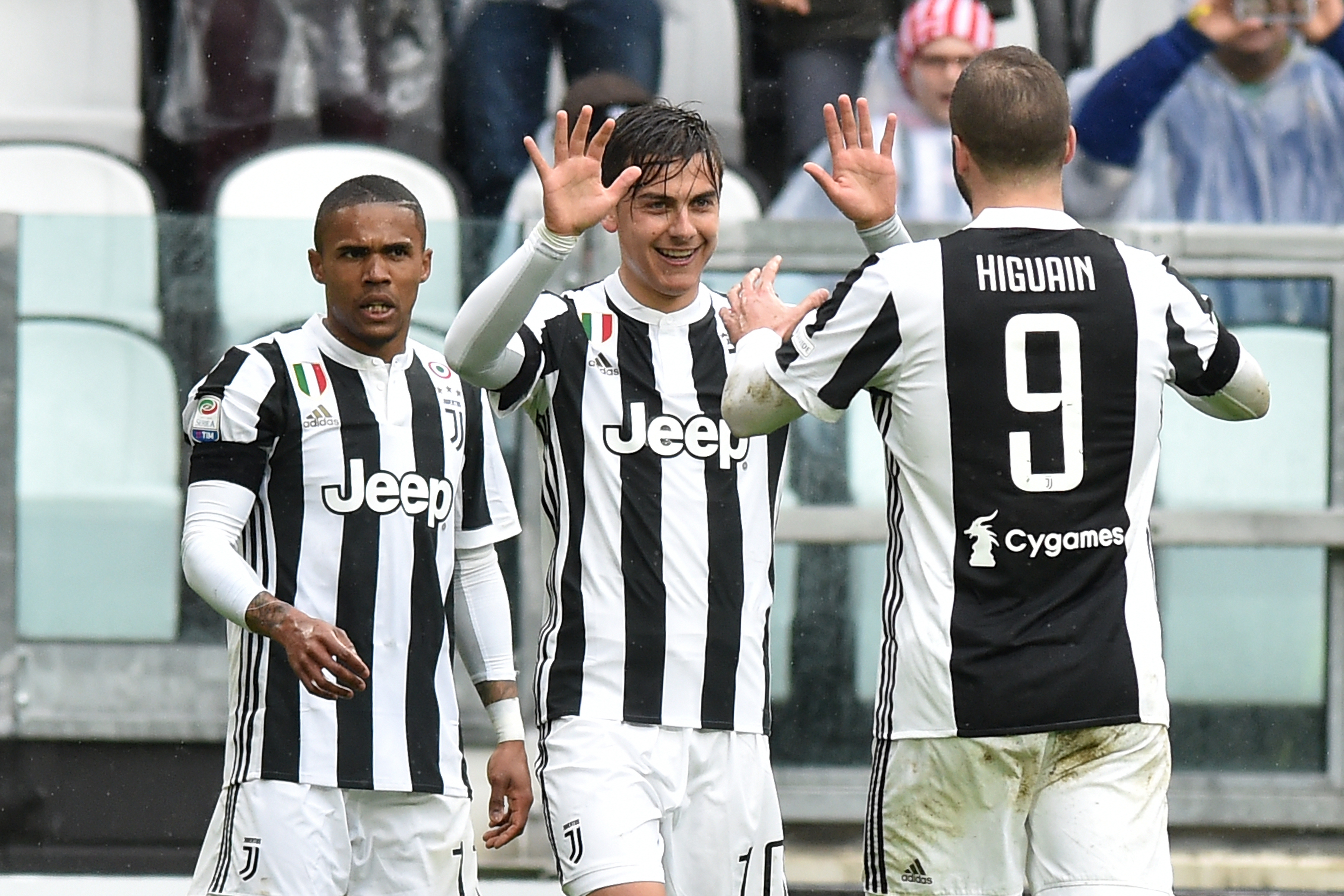 Higuain e Douglas Costa festeggiano Dybala Calcimercato Juve