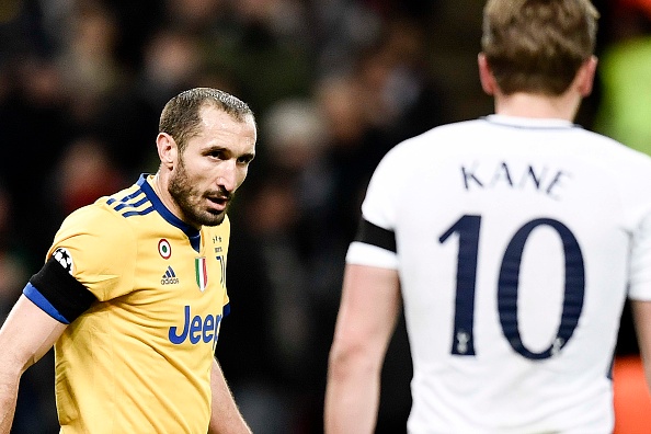 Giorgio Chiellini punta Harry Kane durante la sfida di Champions a Wembley tra Tottenham e Juve