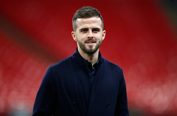 Il centrocampista della Juve Miralem Pjanic durante il walk-around a Wembley