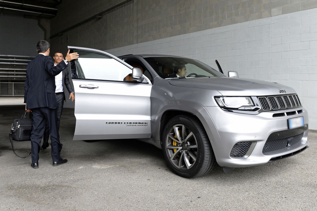 Cristiano Ronaldo viene omaggiato così dal gruppo FIAT al suo arrivo a Torino