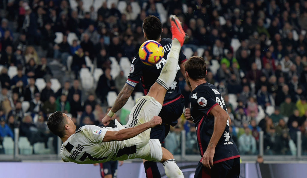 Cristiano Ronaldo ci riprova in rovesciata in Juventus-Cagliari.