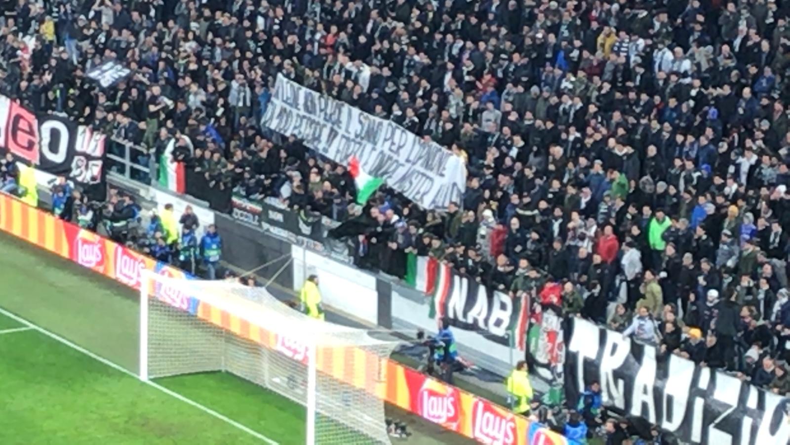 La Curva Sud esalta il proprio allenatore