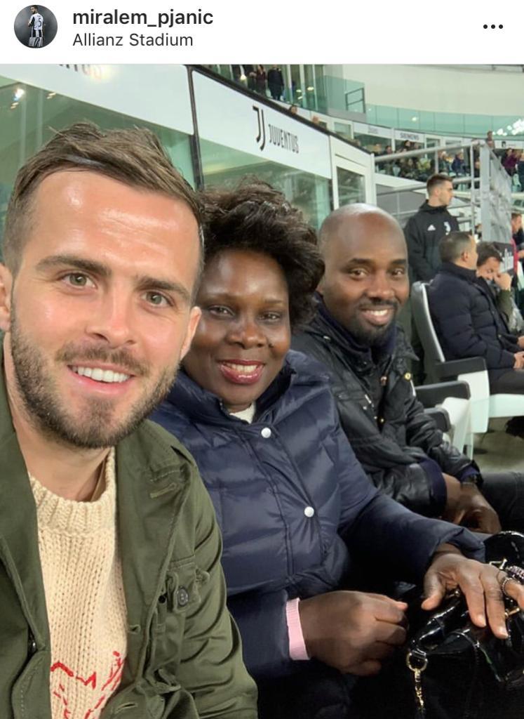 Pjanic con la madre e lo zio di Kean