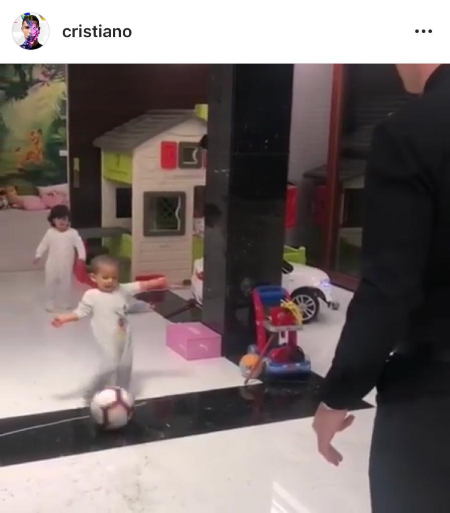 CR7 gioca con il figlio