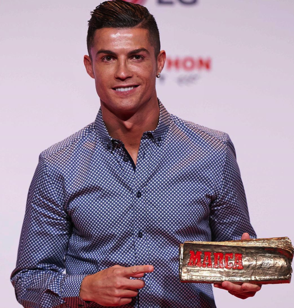 Cristiano Ronaldo col premio MARCA