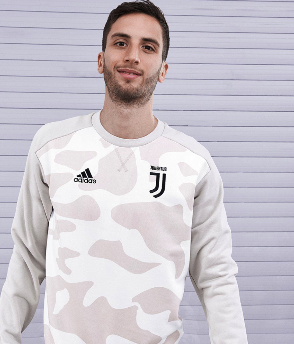 Un nuovo capo d'abbigliamento firmato Juventus presentato sui social.