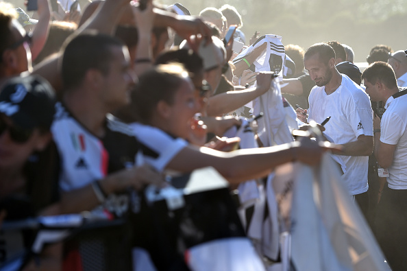 Chiellini firma autografi