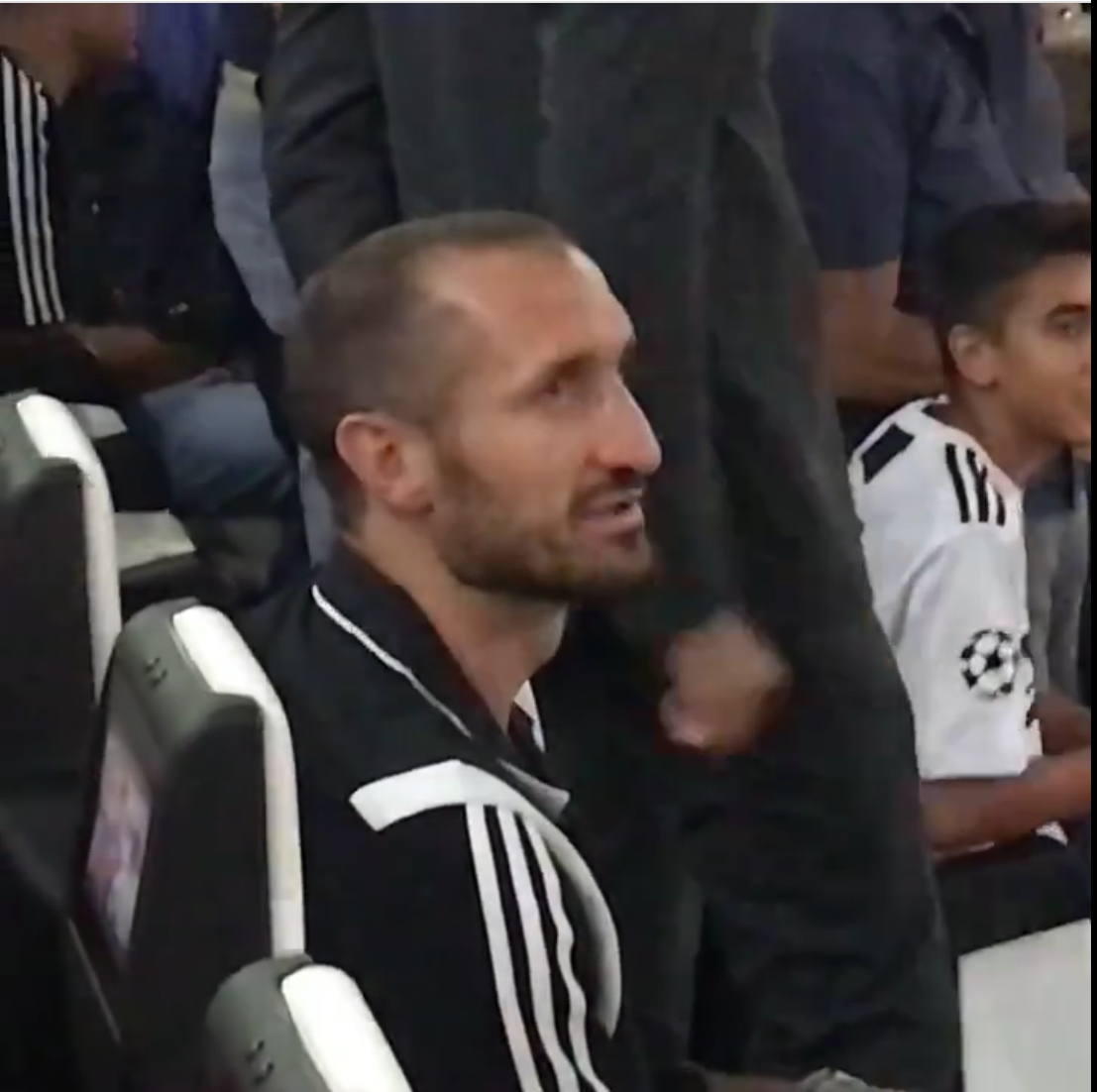 Chiellini canta l’inno