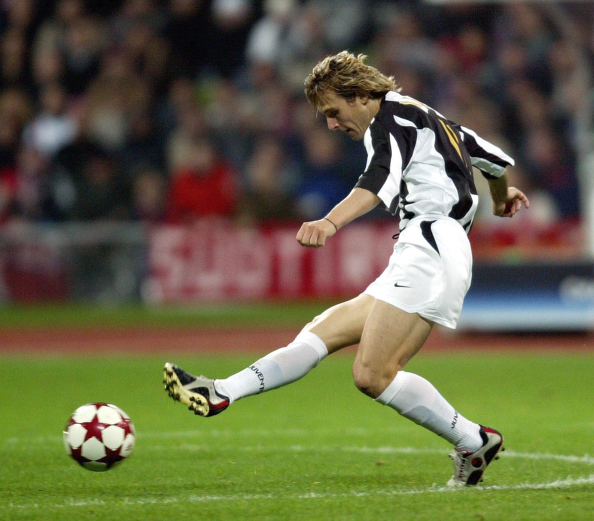 Pavel Nedved in azione con la Juve