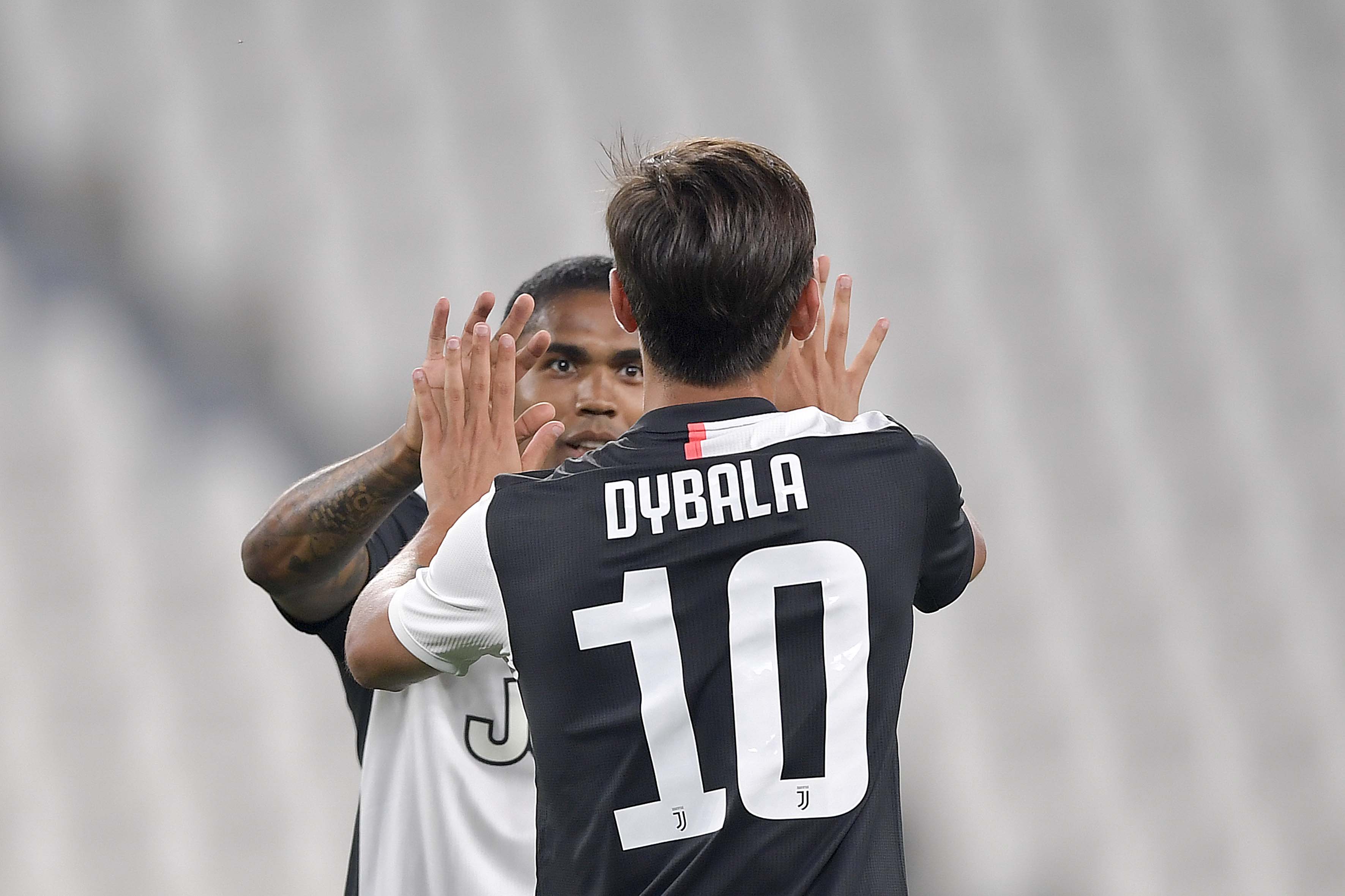 Paulo Dybala e Douglas Costa