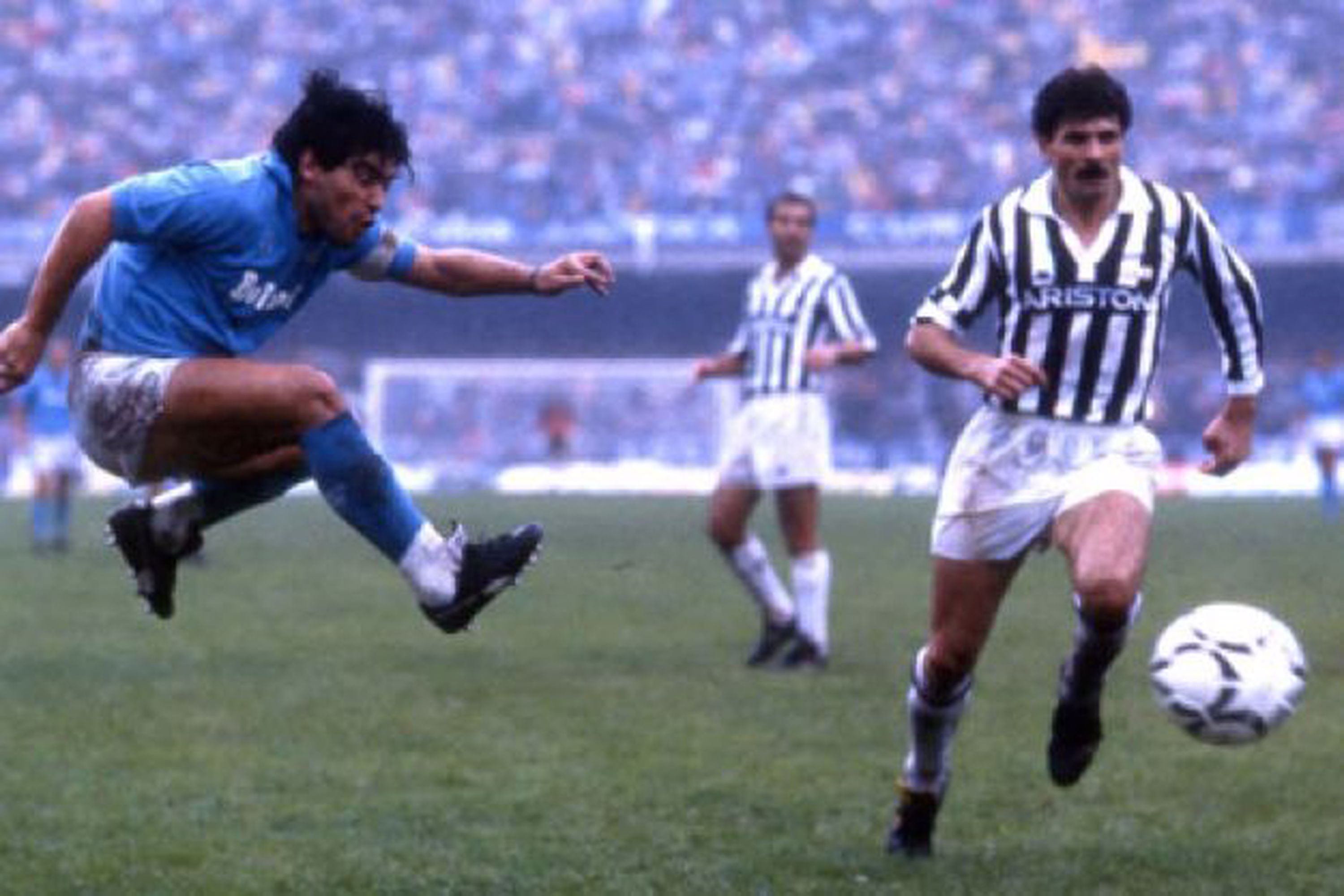 Favero in azione contro Maradona