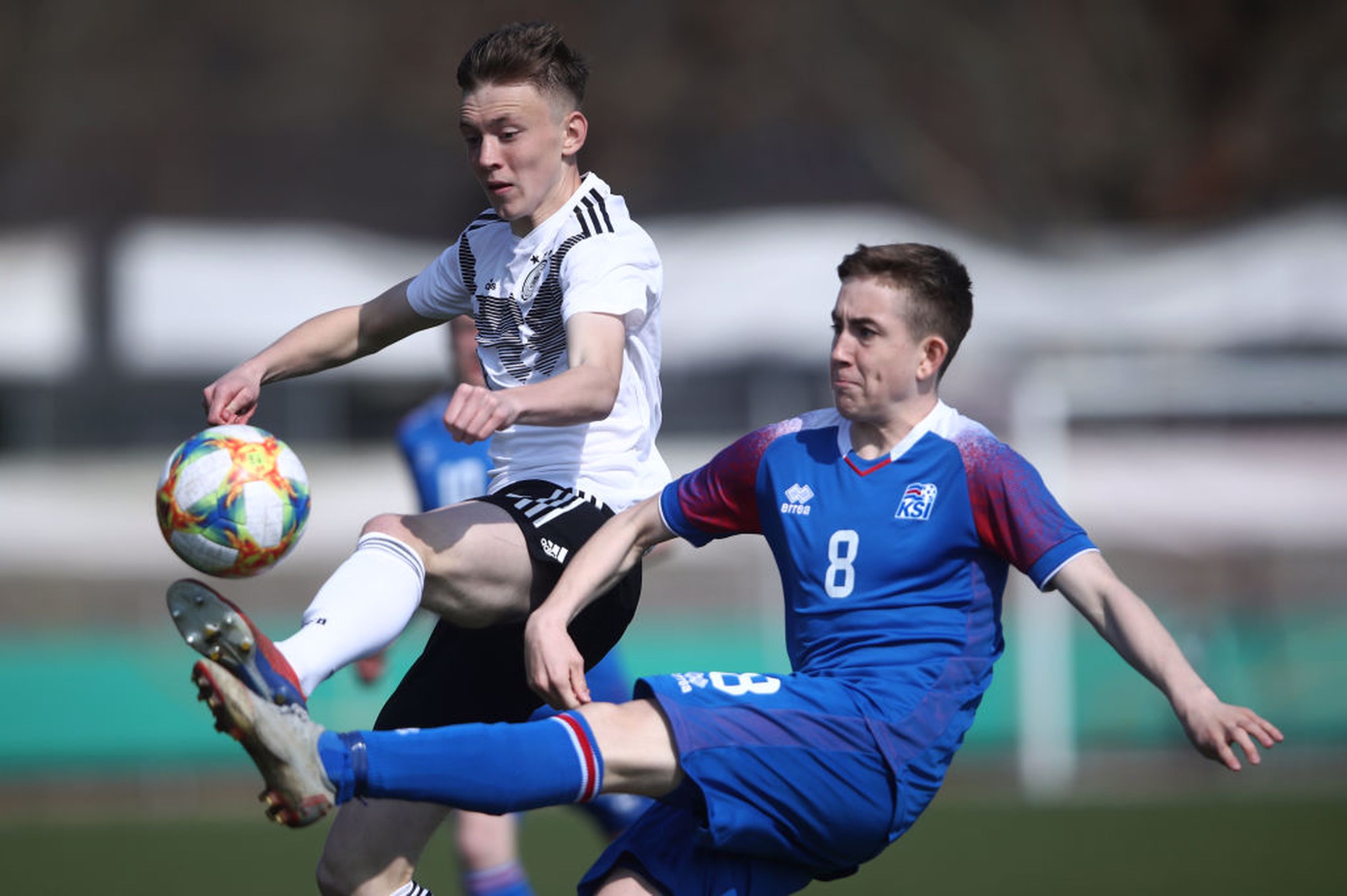 Ísak Bergmann Jóhannesson in azione con l'Islanda