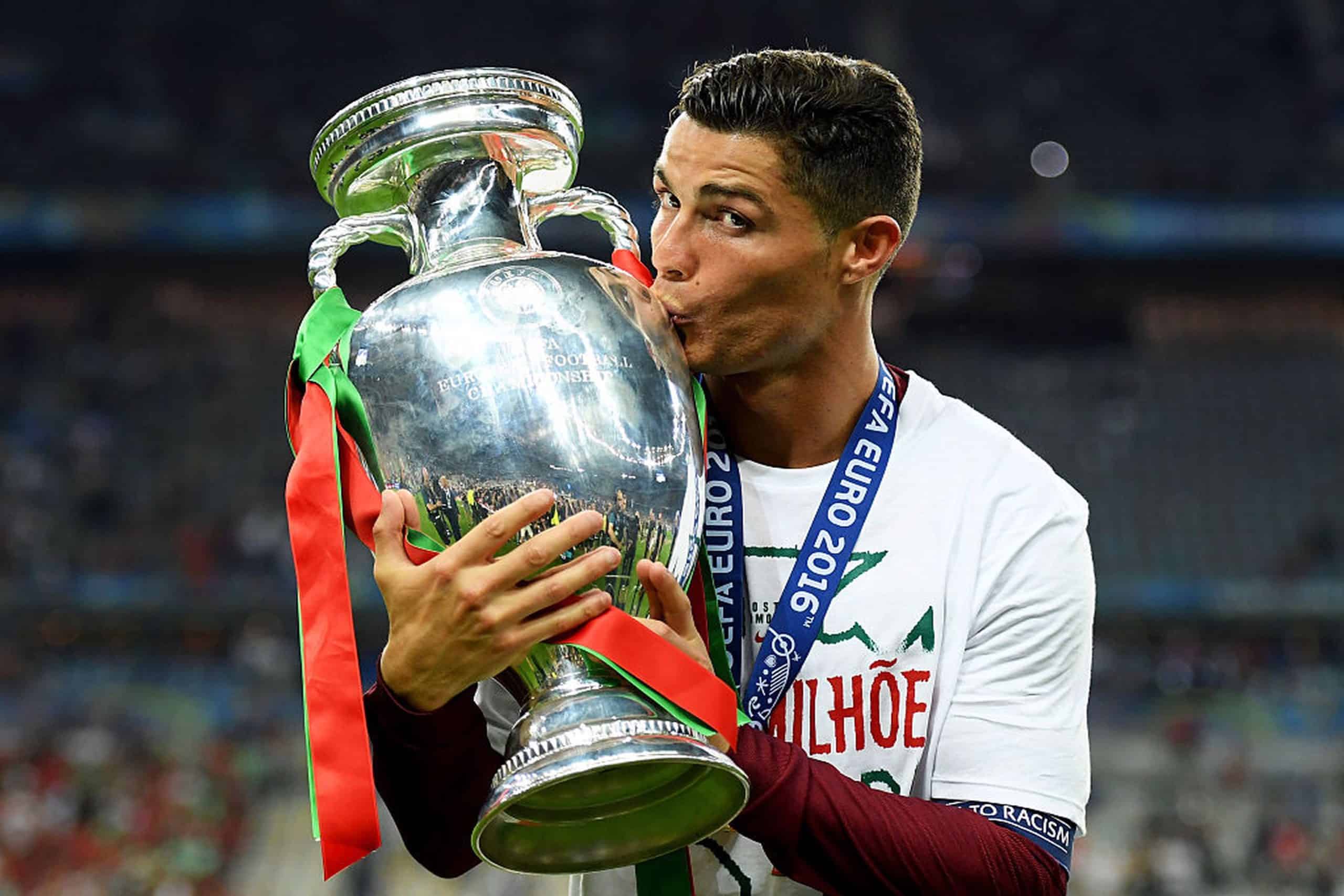 Cristiano Ronaldo con l'Europeo vinto nel 2016