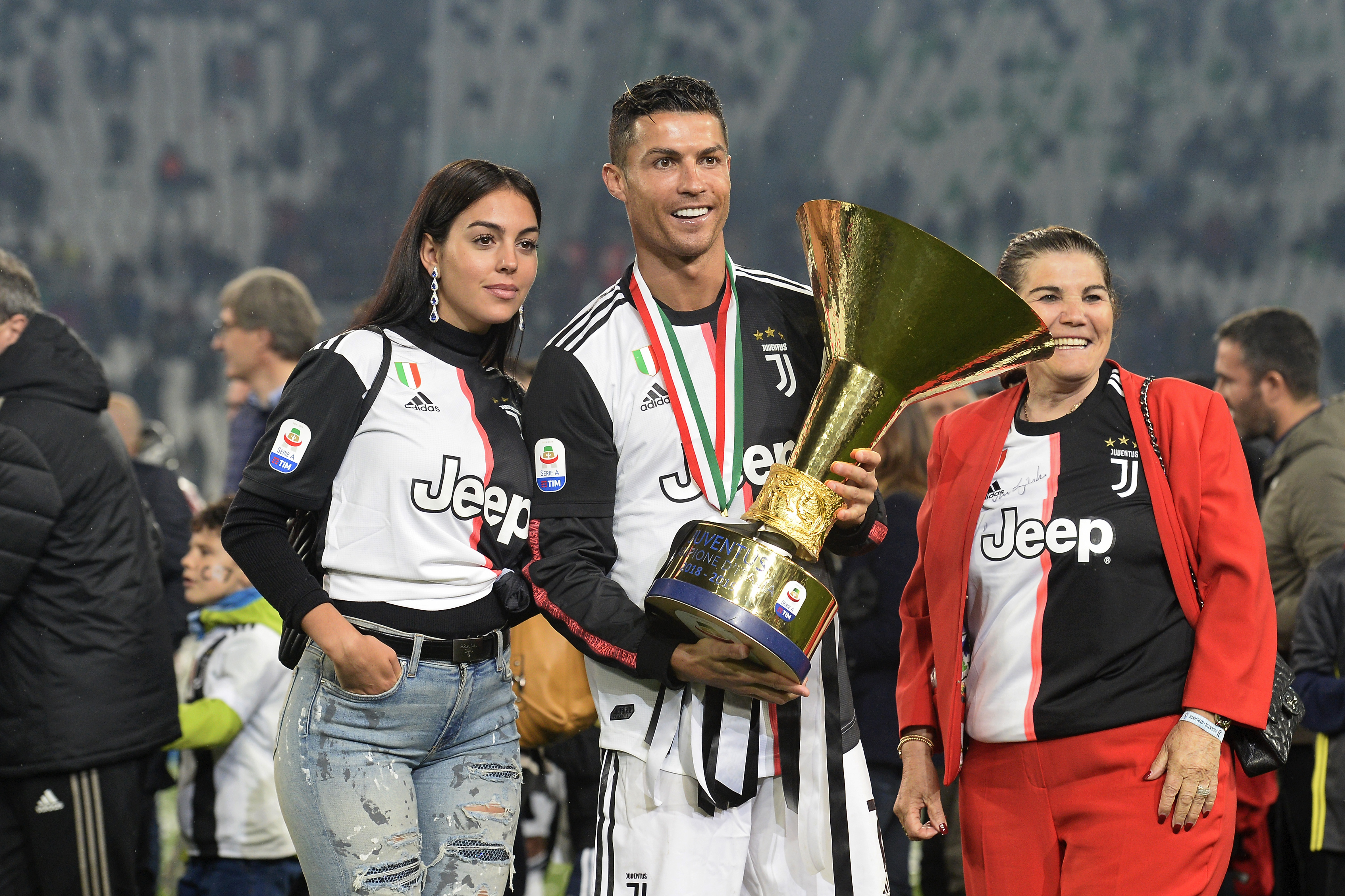 Cristiano Ronaldo in compagnia della splendida Georgina Rodriguez e di sua madre Dolores, durante la premiazione dello scudetto dello scorso anno.