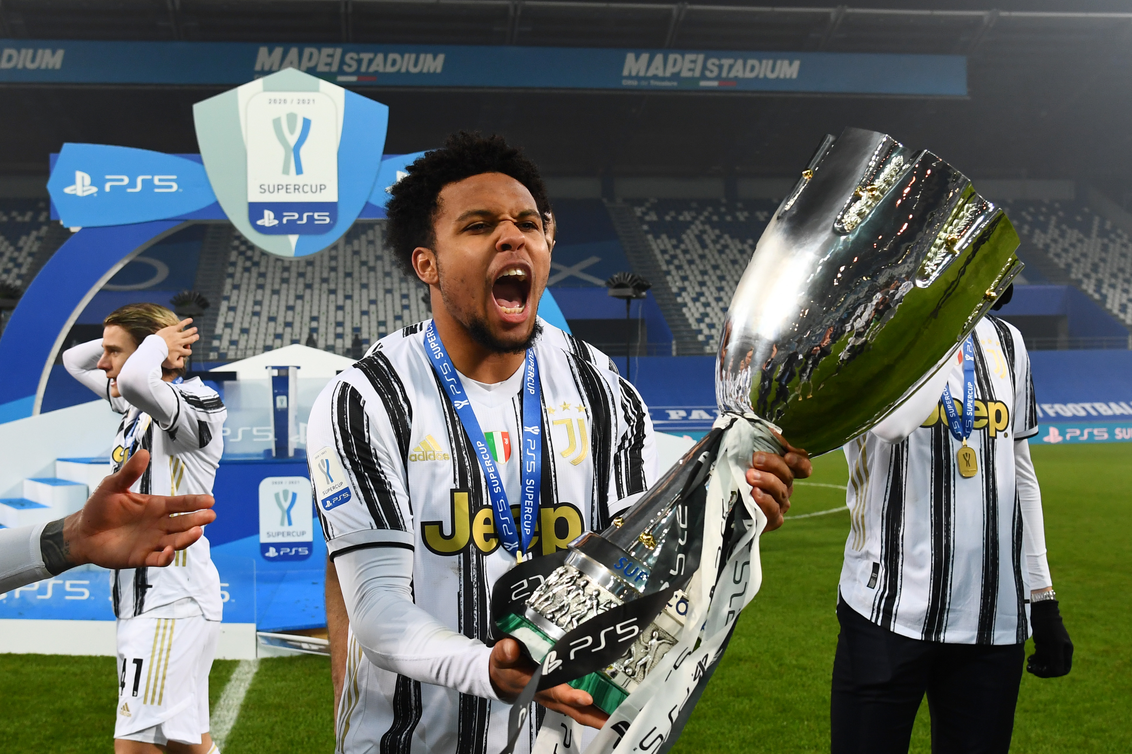 McKennie con la Supercoppa