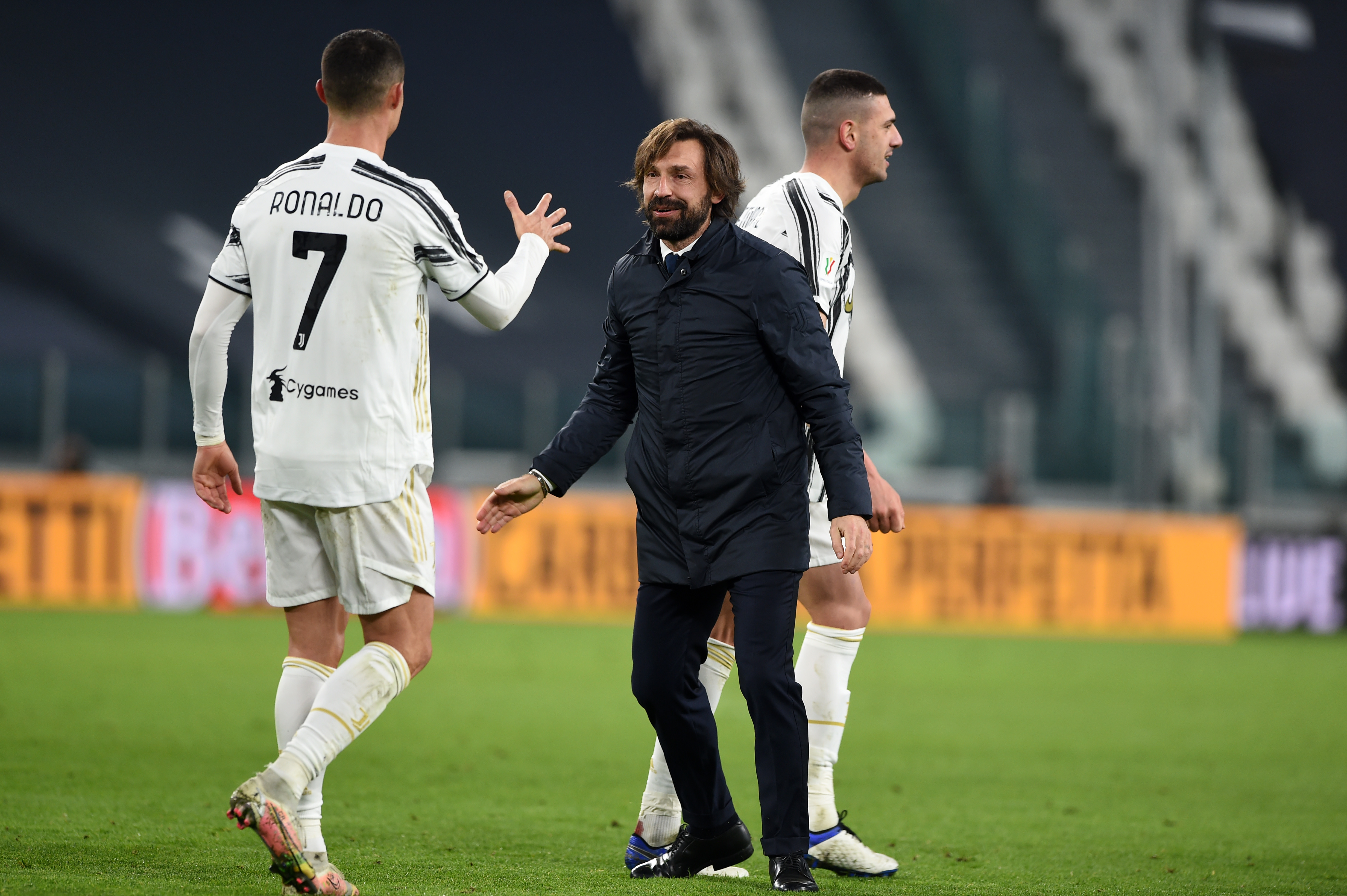 Andrea Pirlo e Cristiano Ronaldo esultano insieme dopo una vittoria