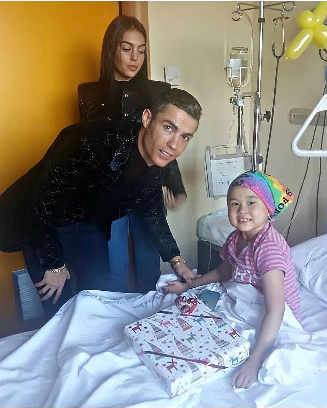 Ronaldo e Georgina in visita ad una bambina dell'ospedale