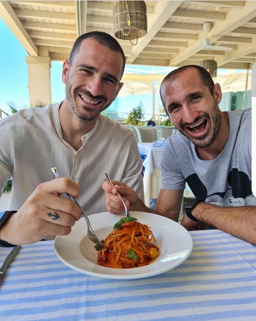 Bonucci e Chiellini a mangiare pastasciutta