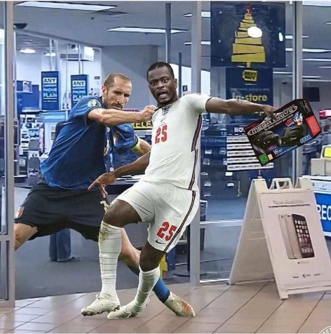 Il meme di Evra insieme a Chiellini