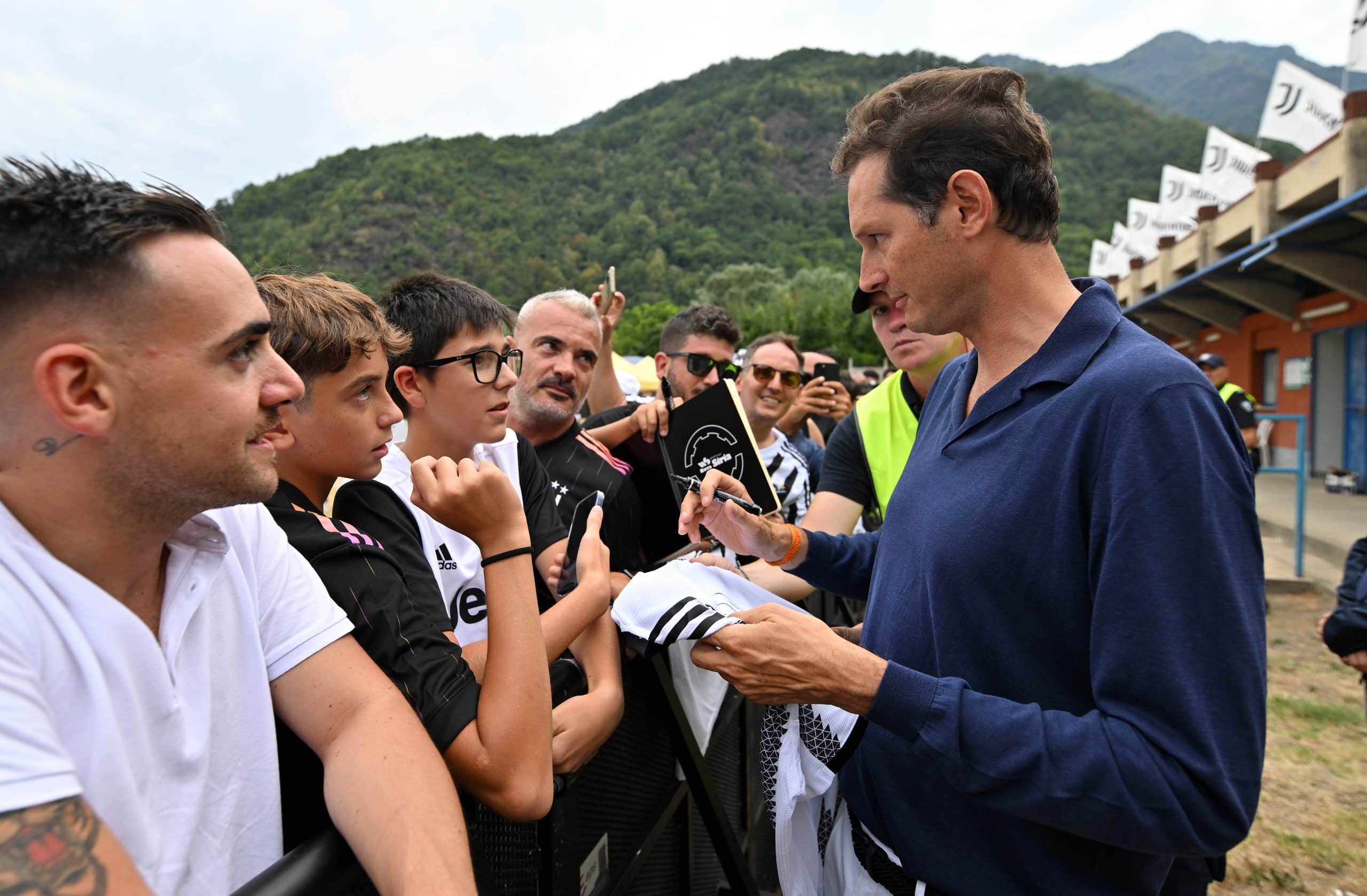 John Elkann con i tifosi della Juve