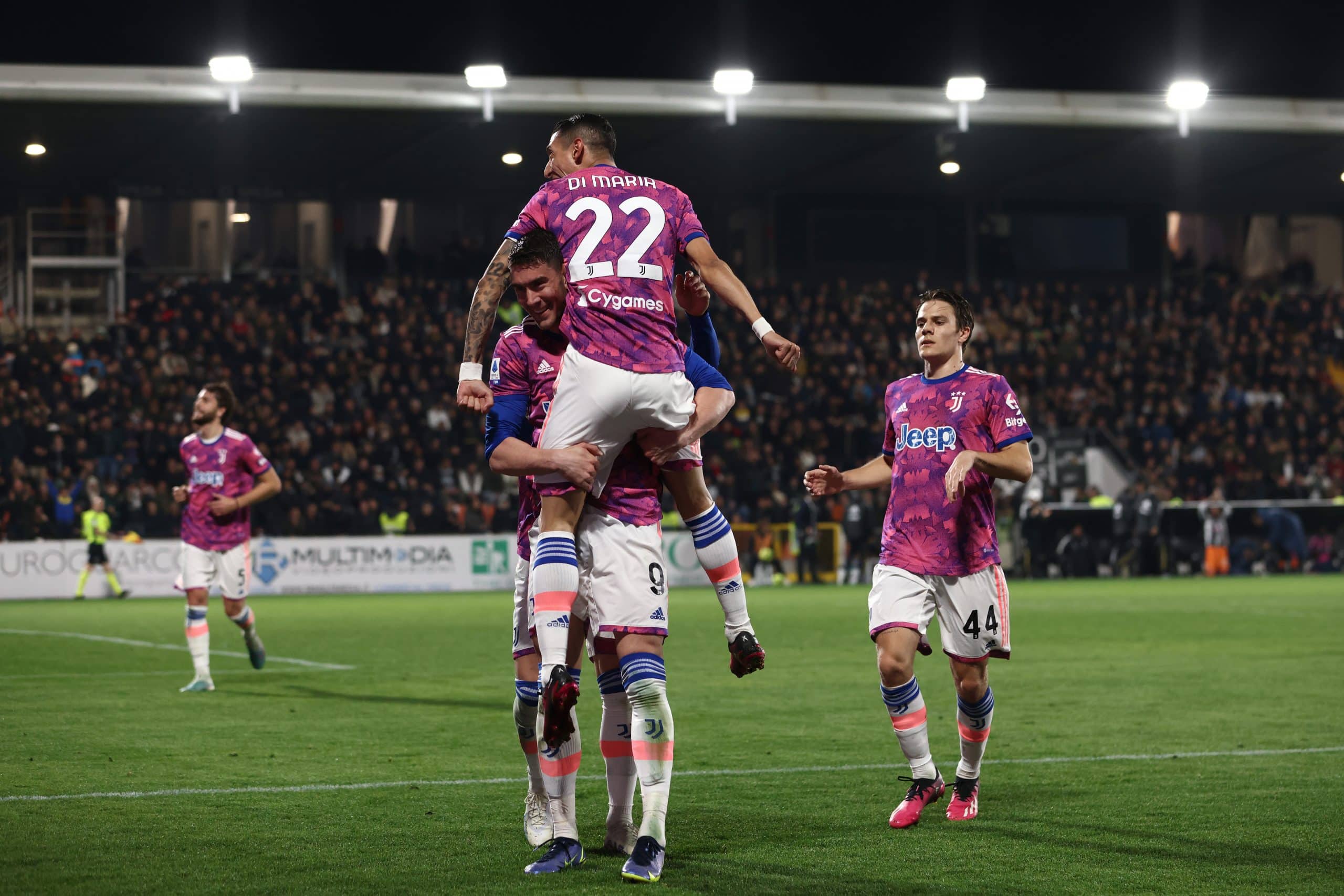 Di Maria festeggiato da Vlahovic dopo il gol allo Spezia