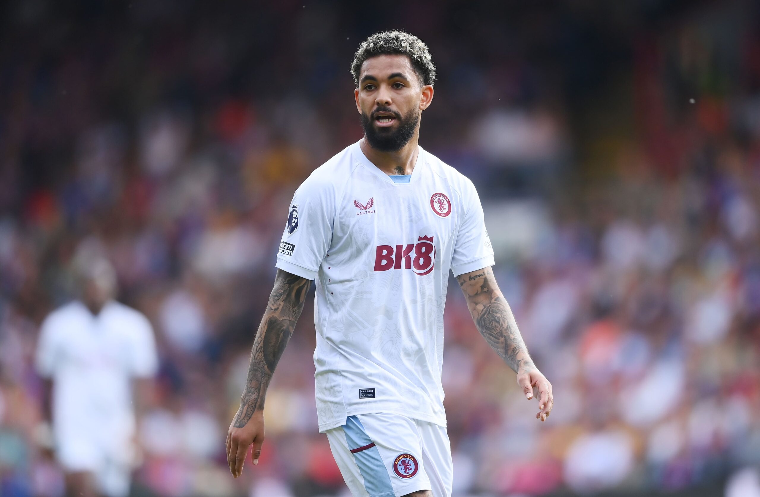 Douglas Luiz con la maglia dell'Aston Villa