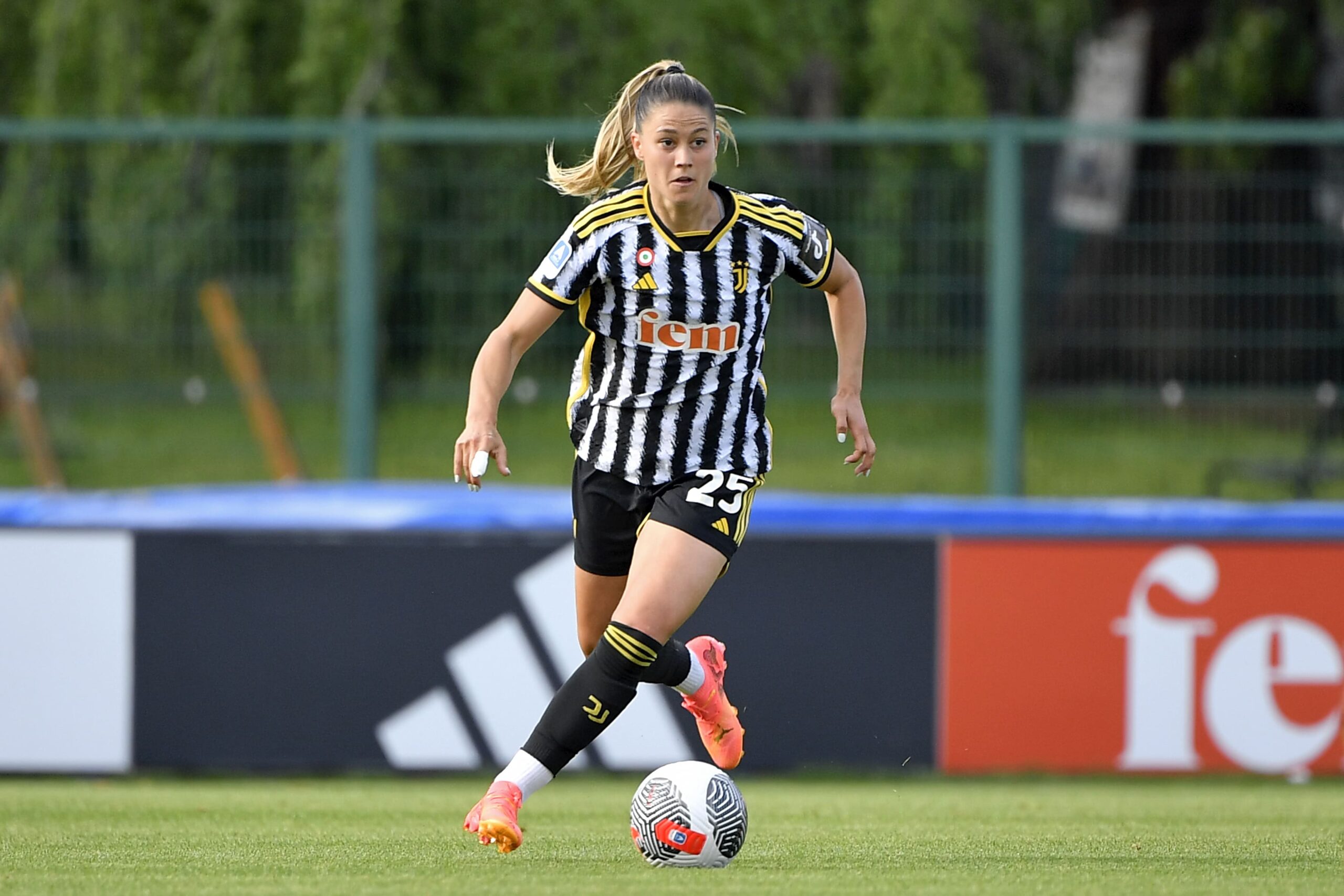 La giocatrice Viola Calligaris con la maglia della Juve Women