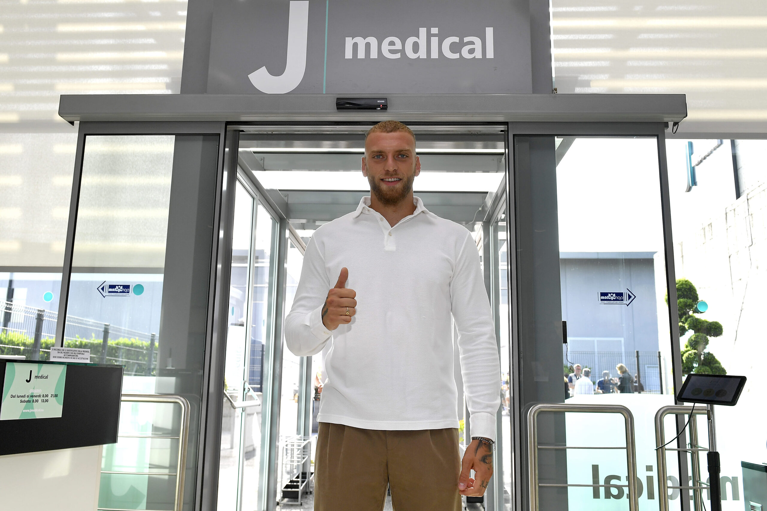 Il nuovo portiere della Juve Michele Di Gregorio al J Medical