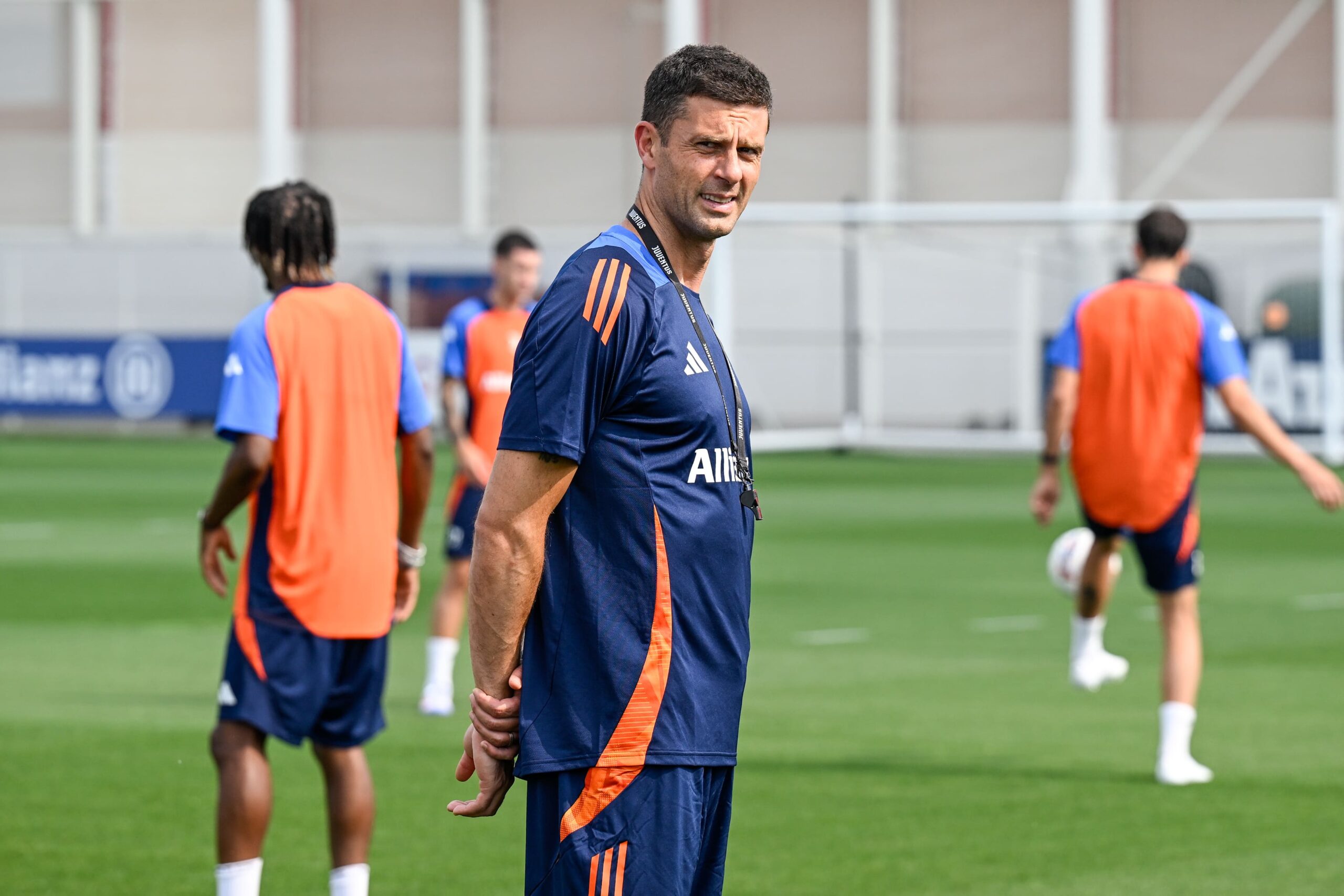 L'allenatore della Juve Thiago Motta al centro dall'allenamento della Continassa