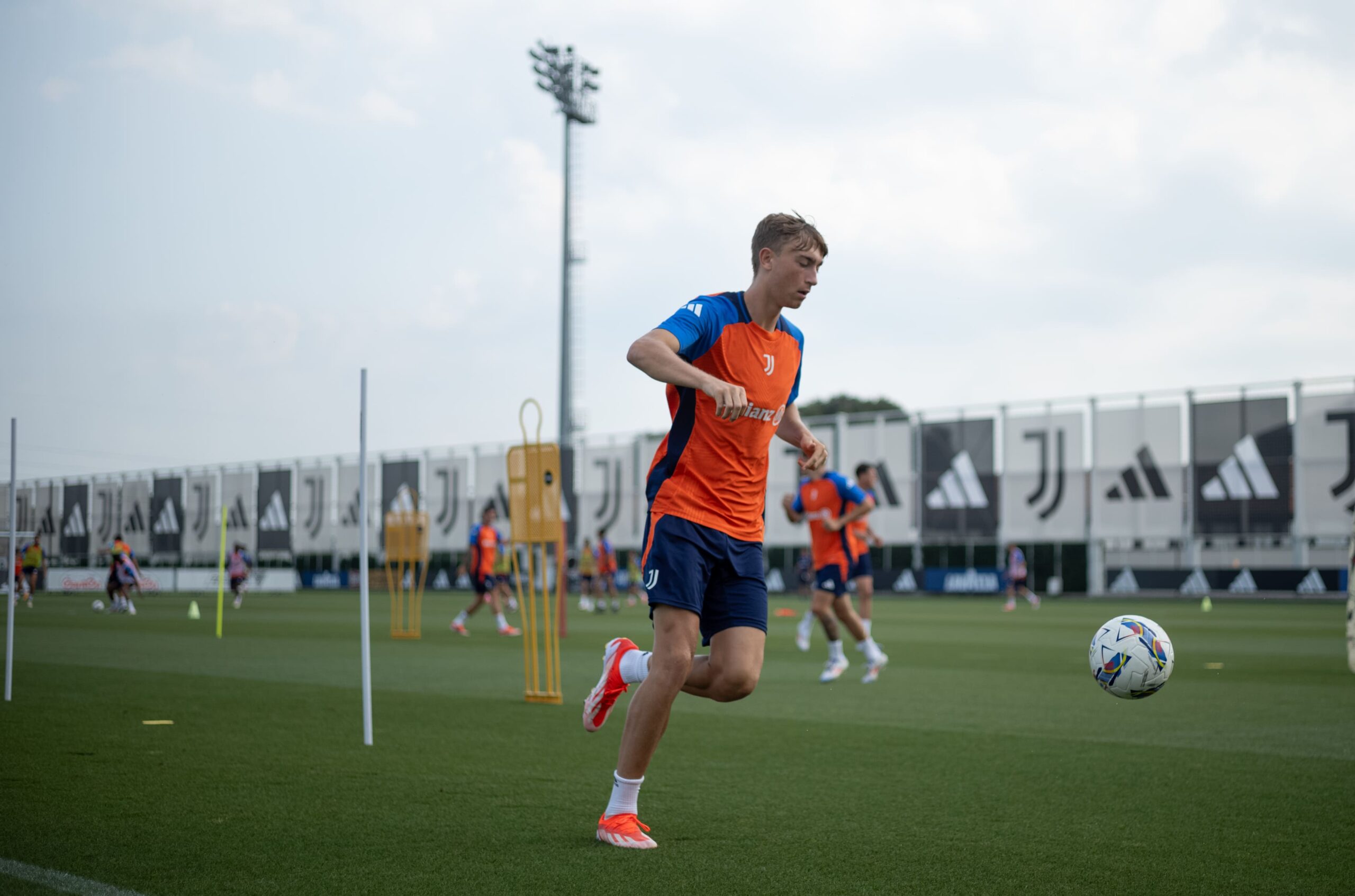 Den Huijsen con la maglia dall'allenamento della Juve