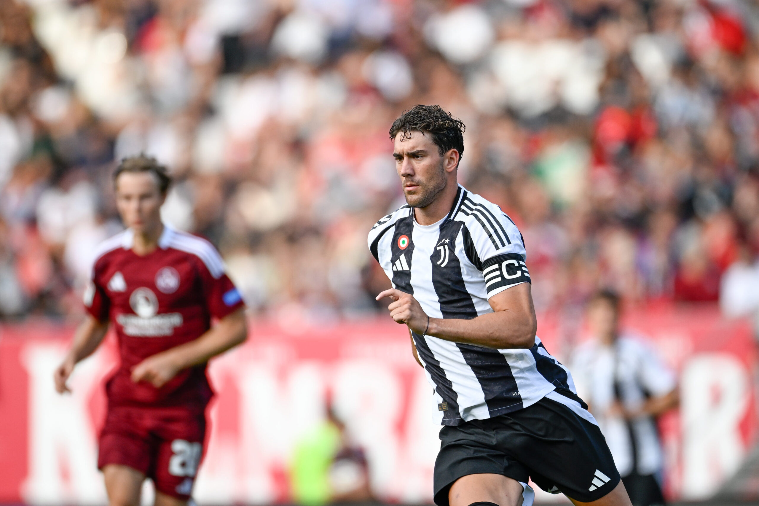 Dusan Vlahovic con la maglia della Juve