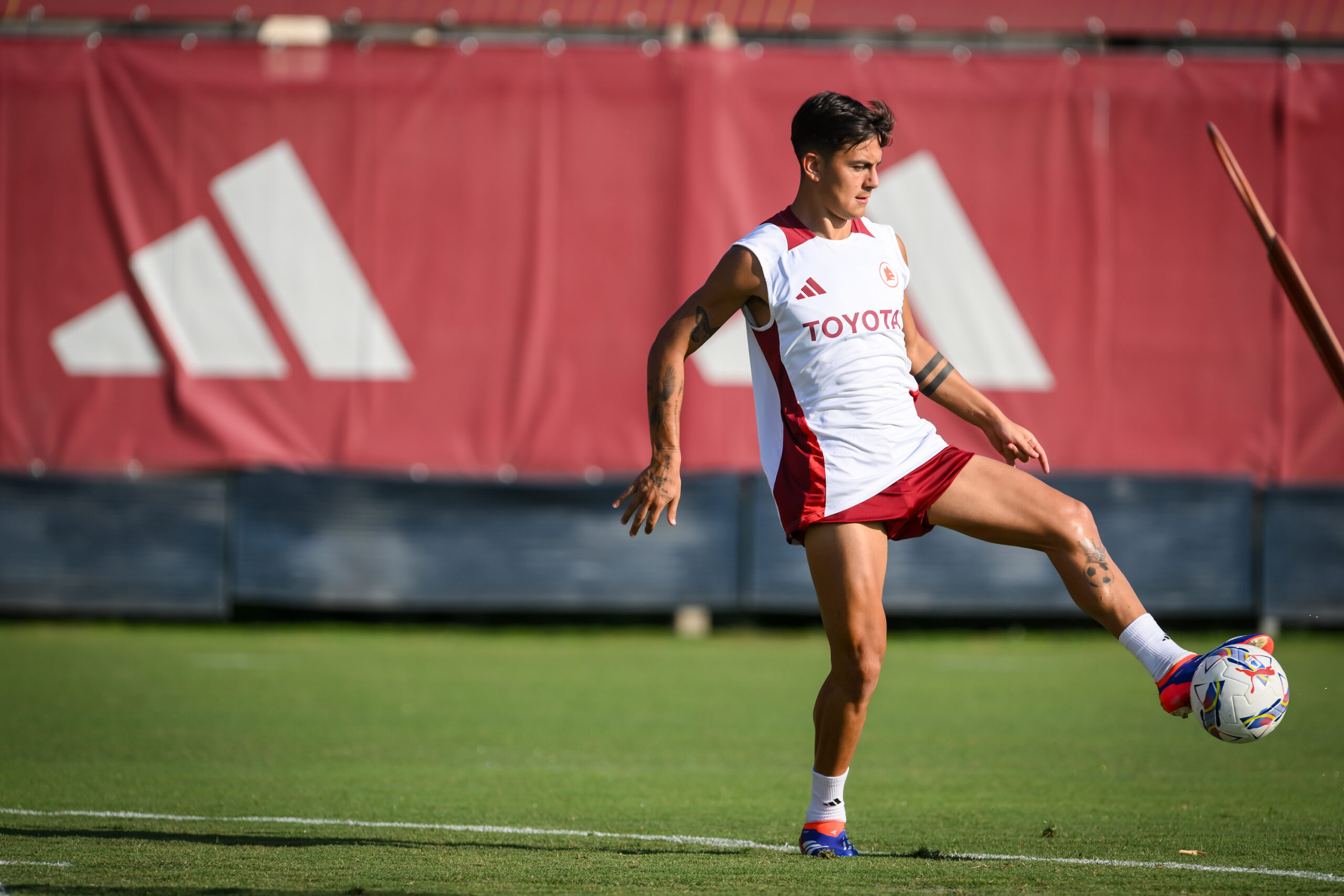 L'ex Juve Paulo Dybala con la maglia d'allenamento della Roma