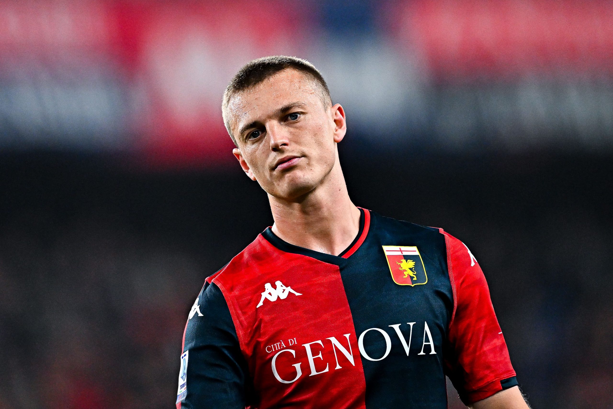 L'attaccante islandese Gudmundsson con la maglia del Genoa