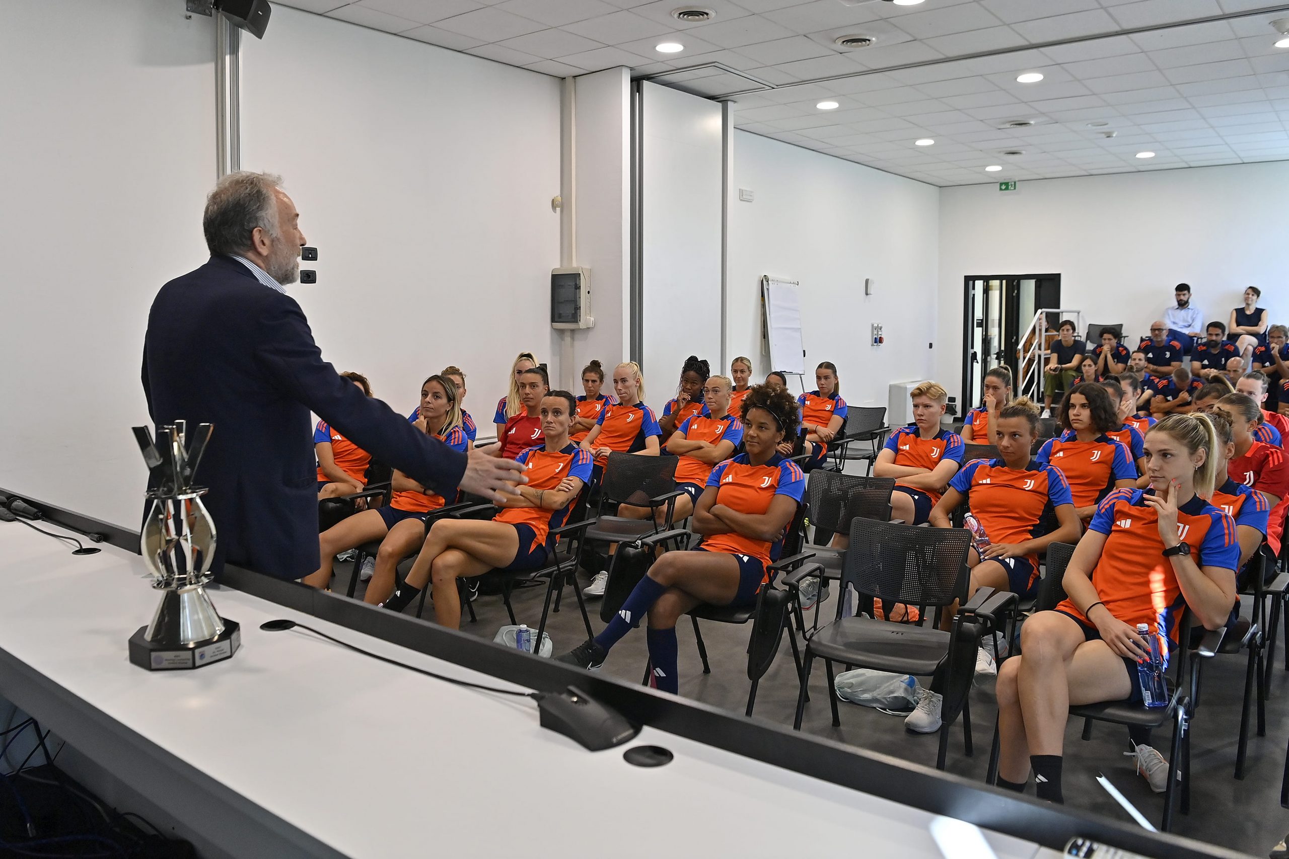 Il presidente bianconero Gianluca Ferrero in visita alla Juve Women