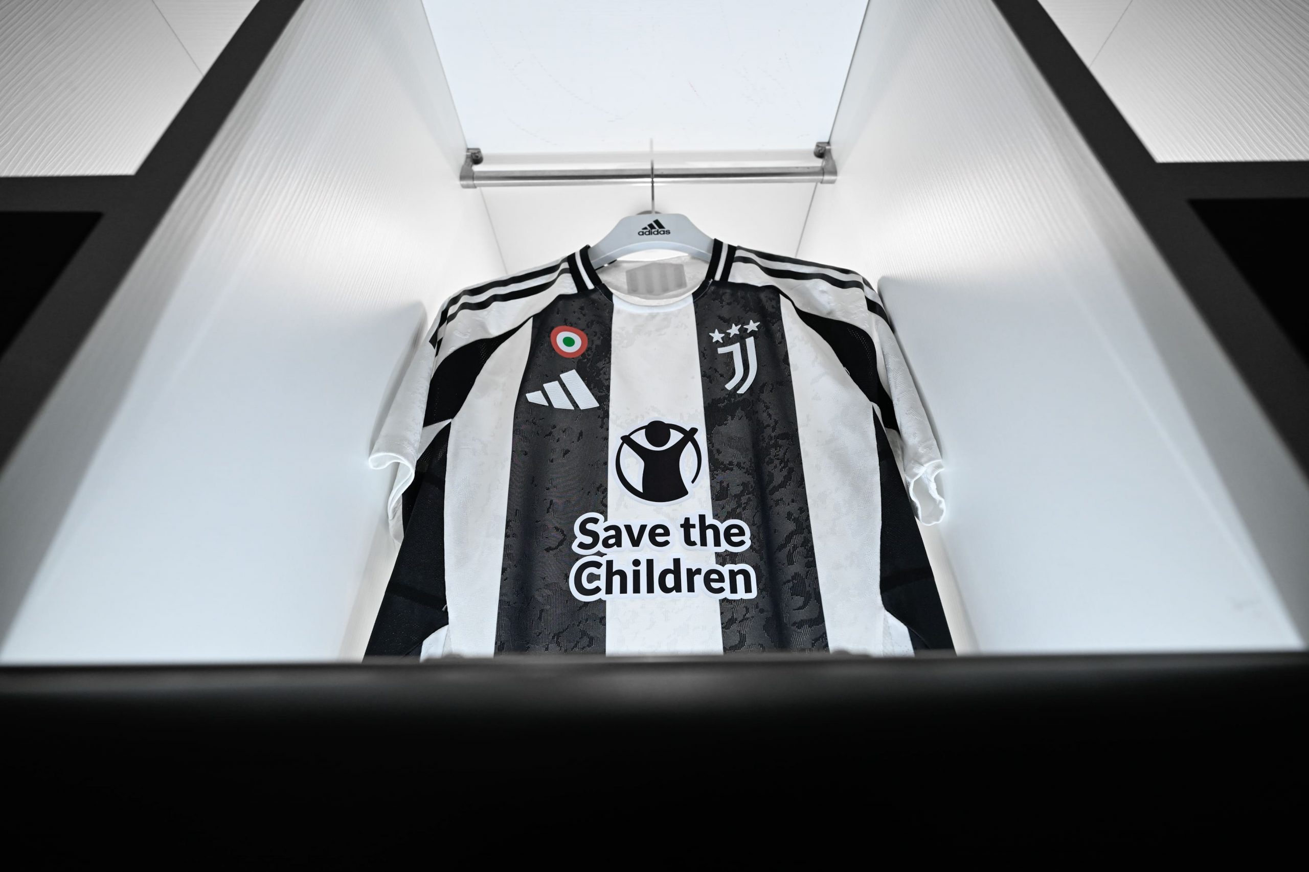 La prima maglia della Juventus stagione 2024/25 con il logo di Save The Children