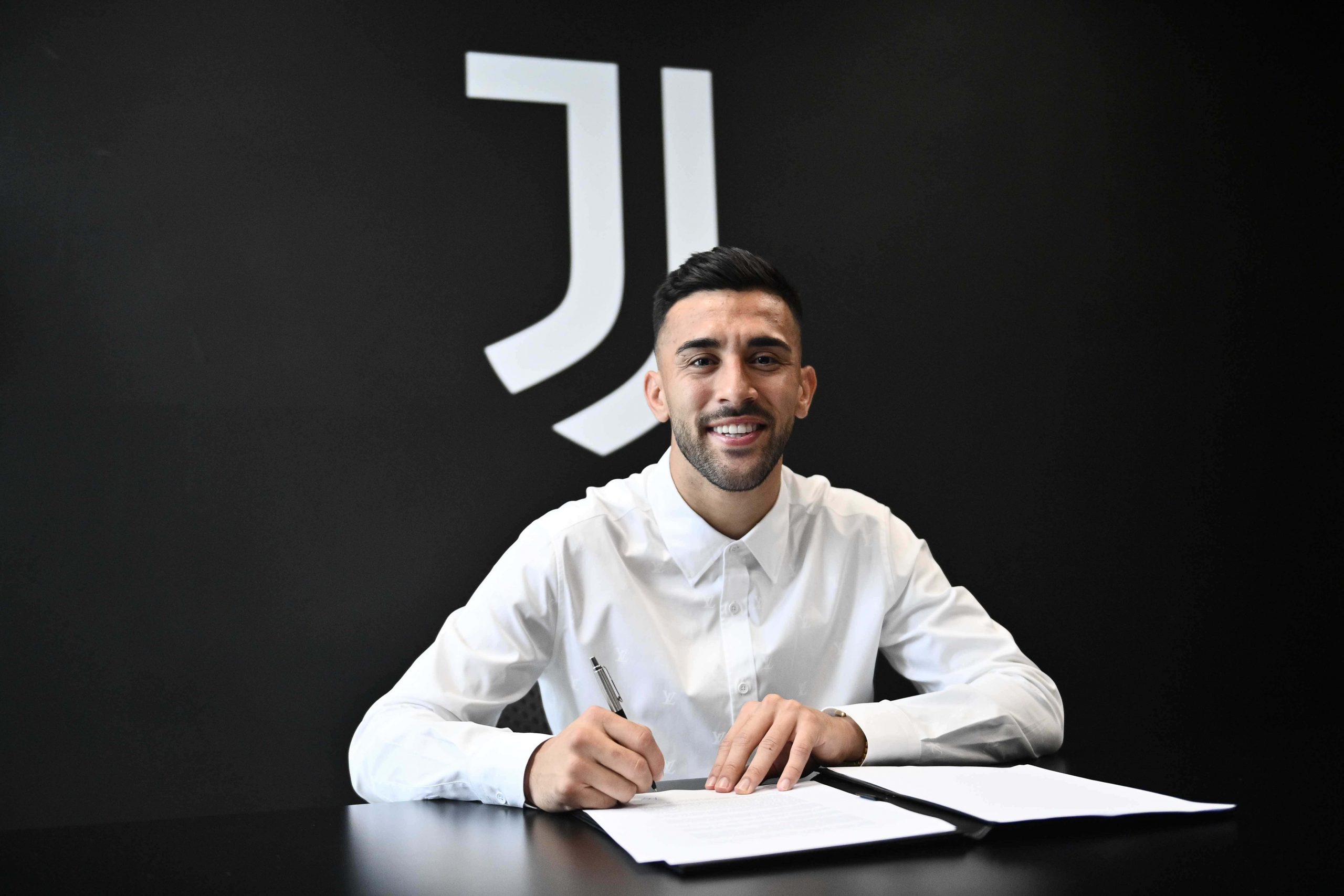 L'attaccante argentino Nico Gonzalez mentre firma il contratto con la Juventus