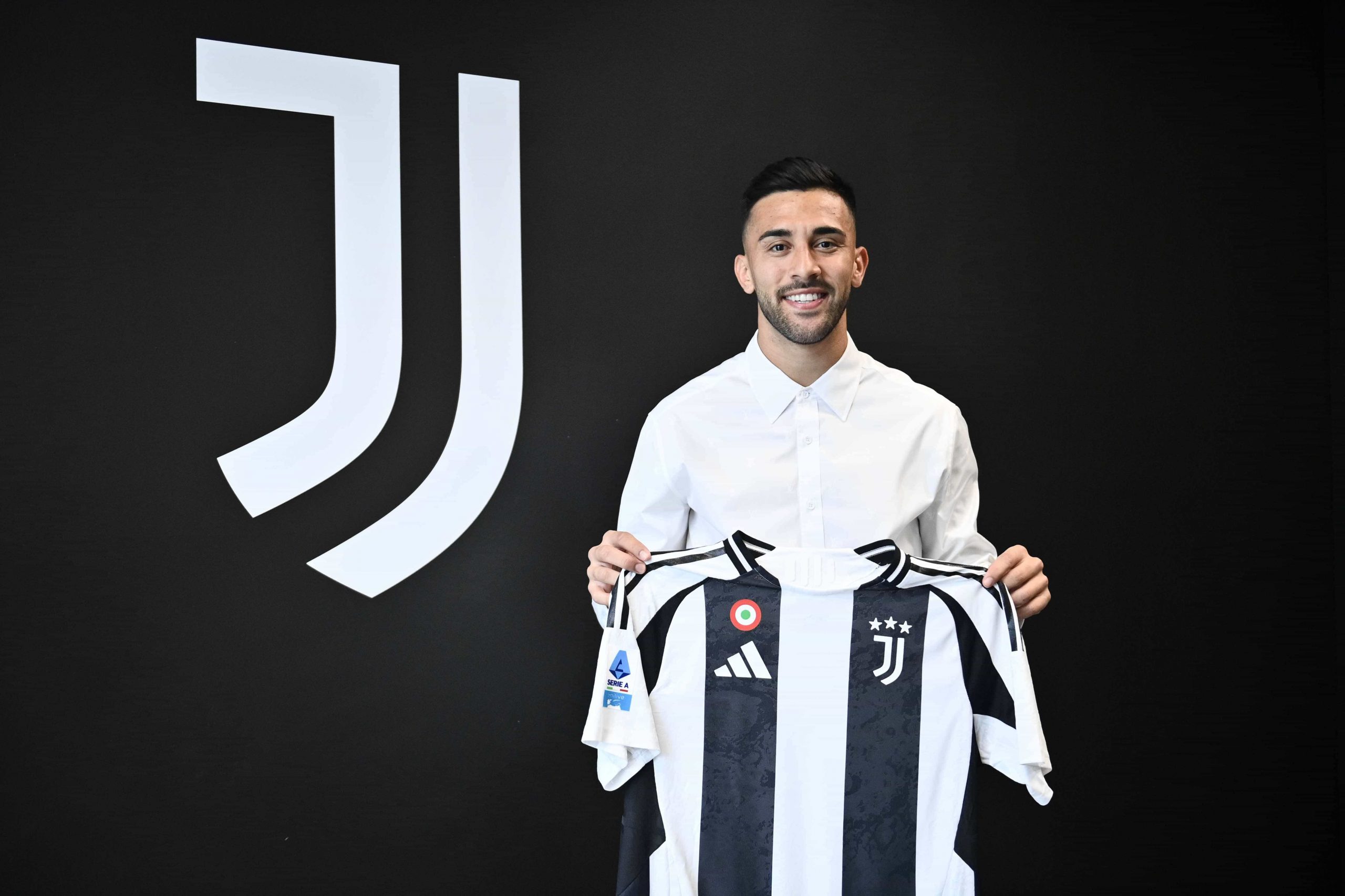 L'attaccante argentino Nico Gonzalez con la maglia della Juventus